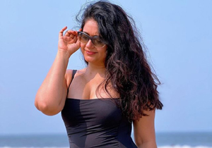 Titillating Poses Of Poonam Bajwa In Swimwear